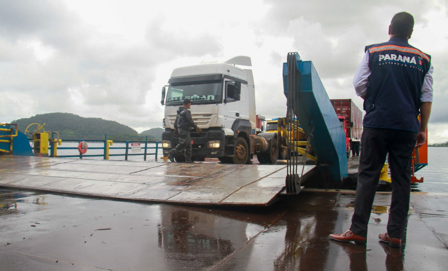 imagens da travessia de guaratuva com equipe conversando com usuários