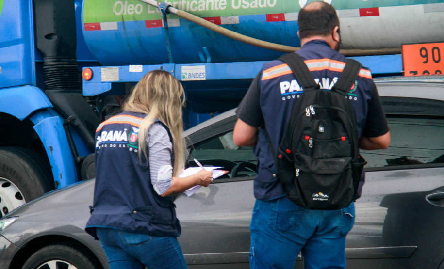 imagens da travessia de guaratuva com equipe conversando com usuários