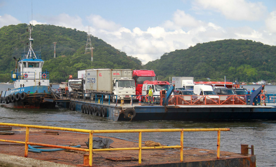 imagens da travessia de guaratuva com equipe conversando com usuários