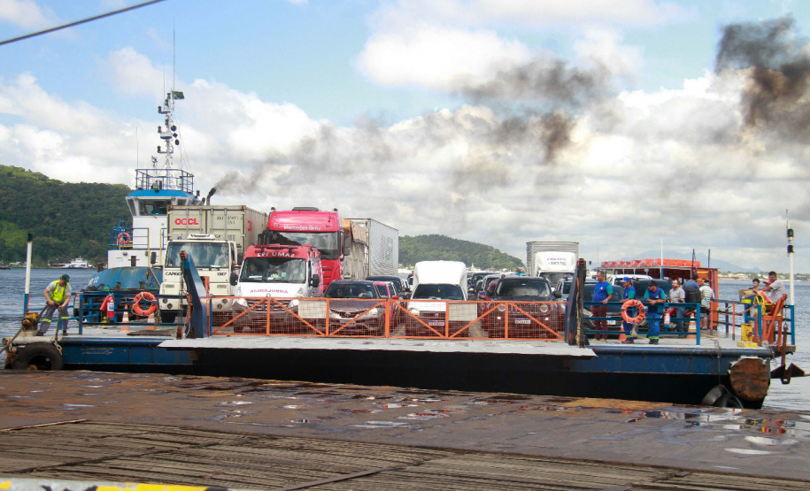 imagens da travessia de guaratuva com equipe conversando com usuários