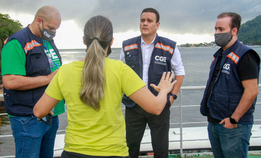 imagens da travessia de guaratuva com equipe conversando com usuários