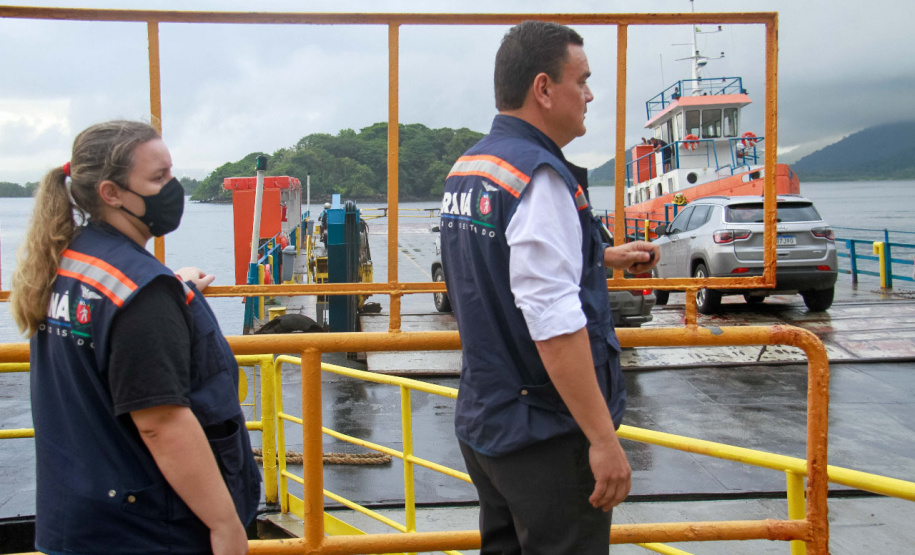 imagens da travessia de guaratuva com equipe conversando com usuários
