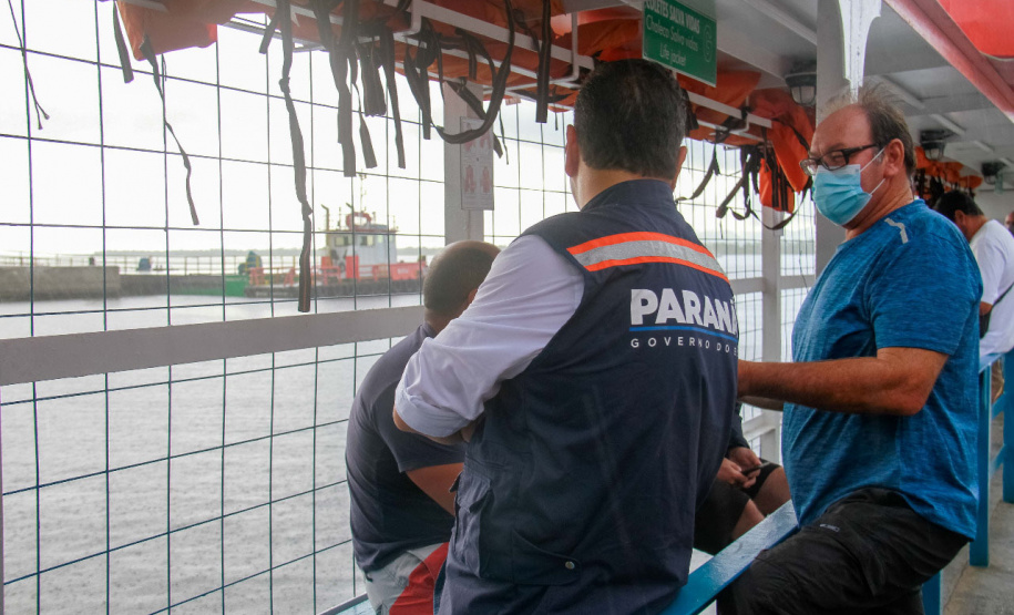 imagens da travessia de guaratuva com equipe conversando com usuários