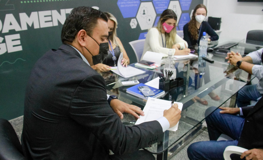 imagens da reunião em que o documento foi assinado