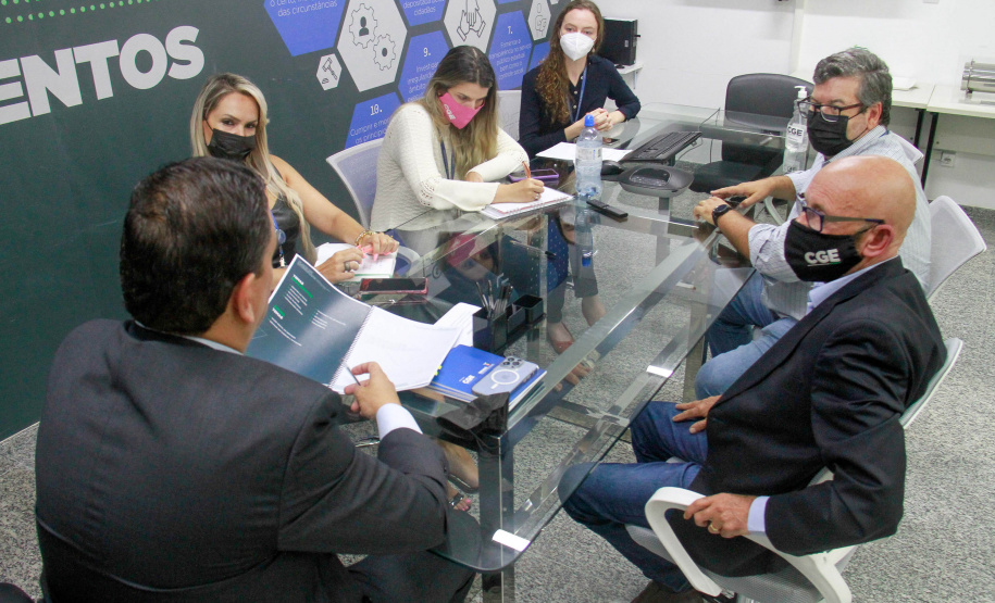 imagens da reunião em que o documento foi assinado