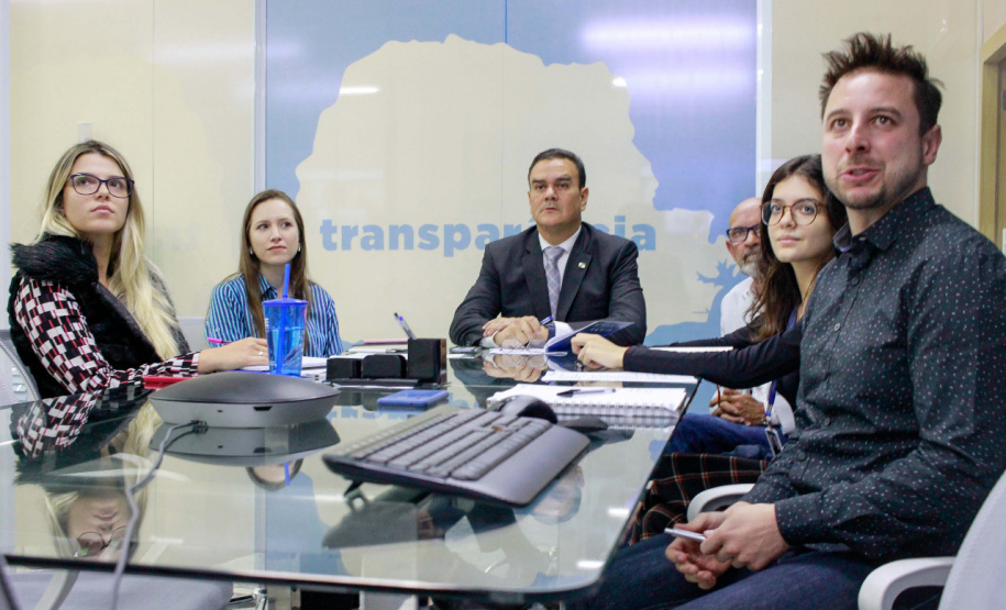Controlador-Geral assina resolução na presença de servidores da CGE e na tela representantes da UNOPS