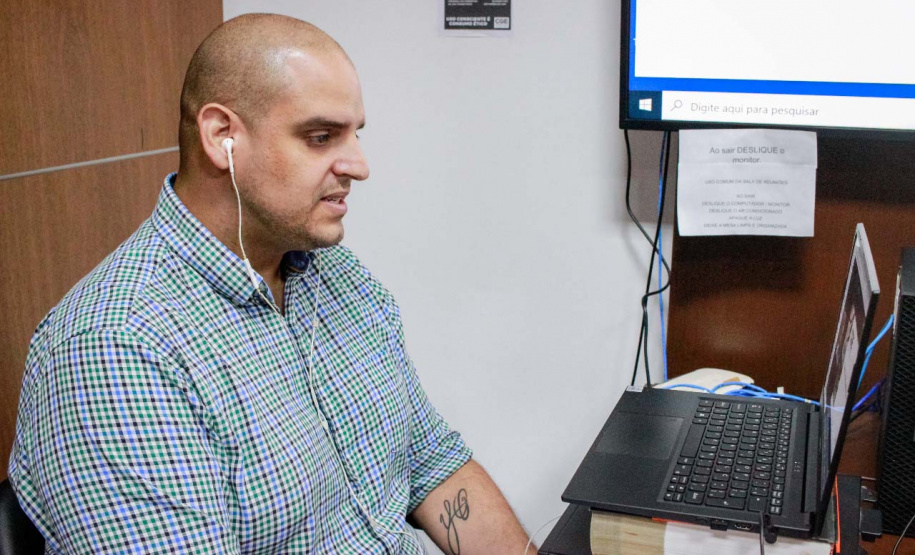 servidores participam de capacitação on-line, pelo computador