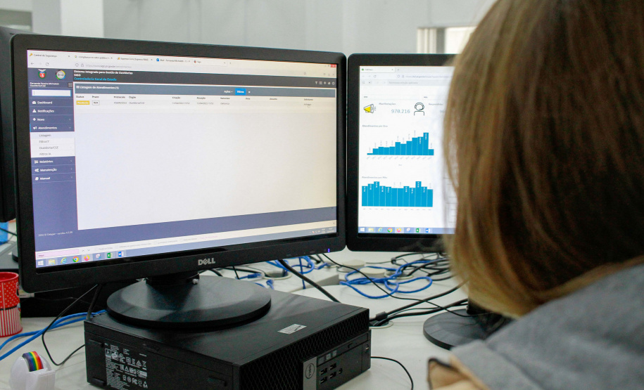 servidores participam de capacitação on-line, pelo computador