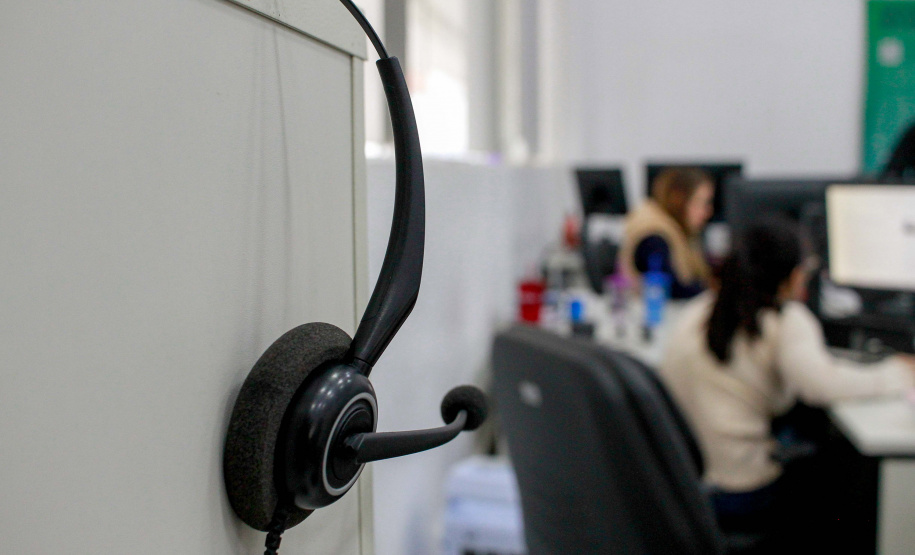 servidores participam de capacitação on-line, pelo computador