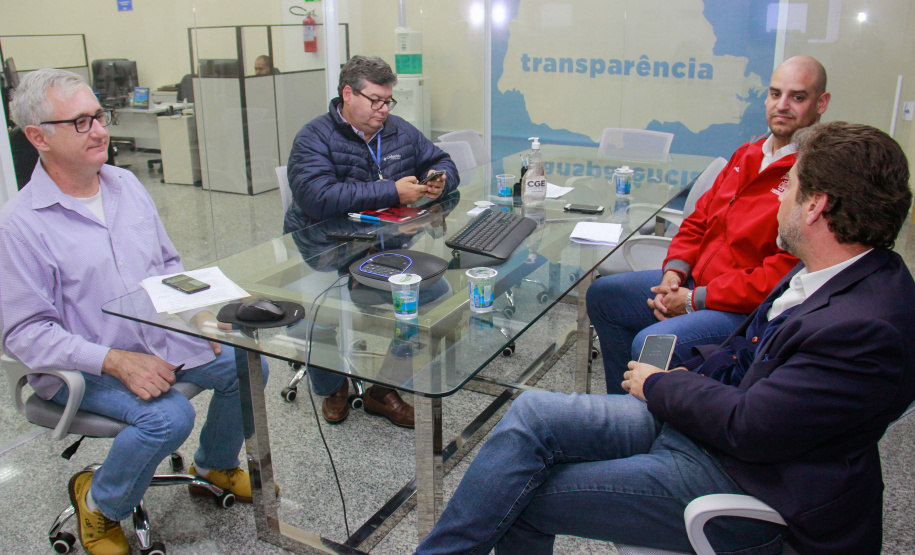 imagens de servidores participando do webinar