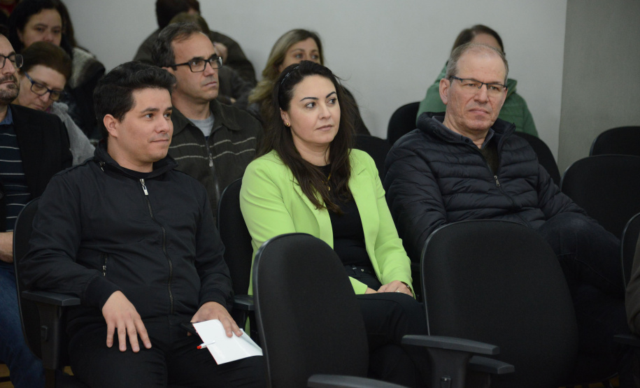 servidores das universidades assistem apresentação do Compliance