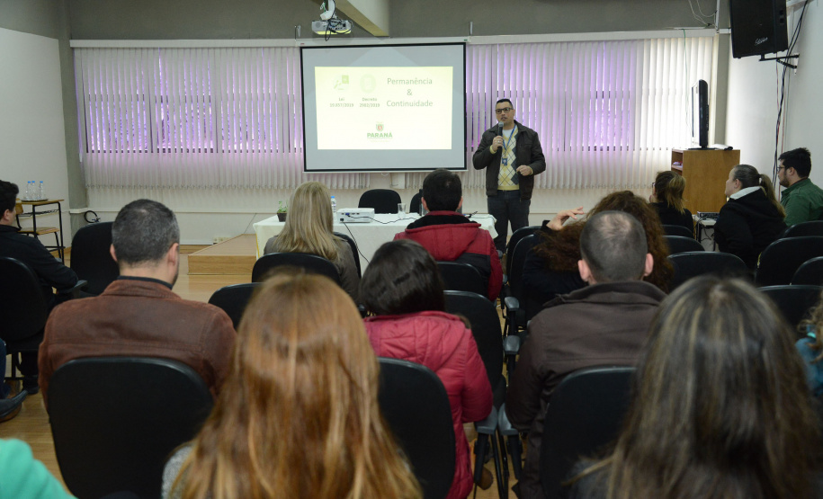 servidores das universidades assistem apresentação do Compliance