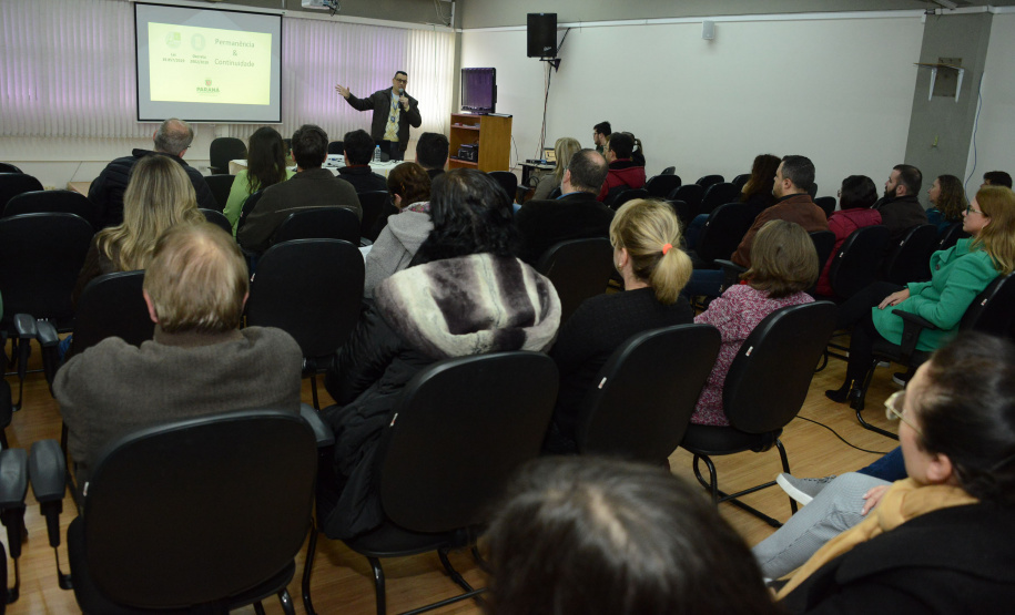 servidores das universidades assistem apresentação do Compliance