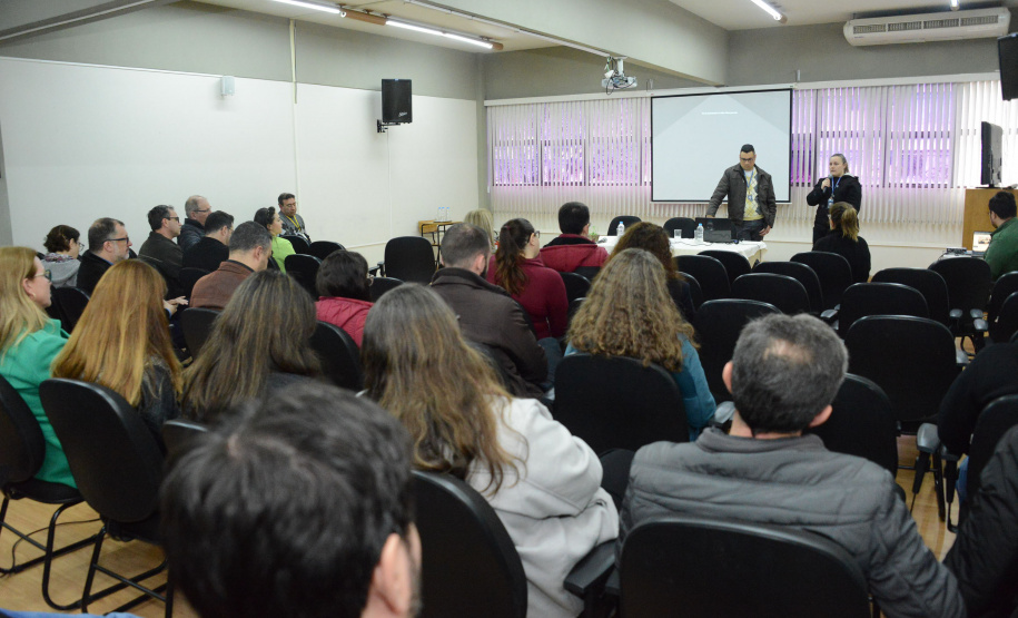 servidores das universidades assistem apresentação do Compliance