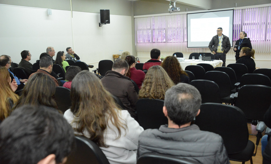 servidores das universidades assistem apresentação do Compliance