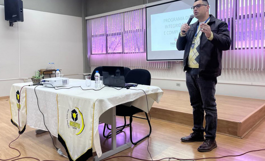 servidores das universidades assistem apresentação do Compliance