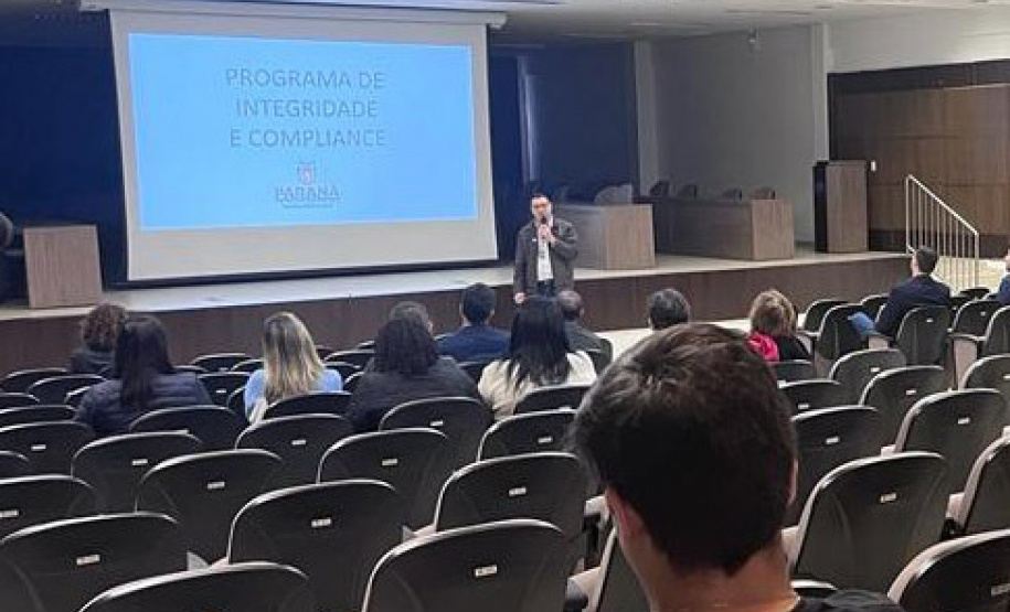 servidores das universidades assistem apresentação do Compliance