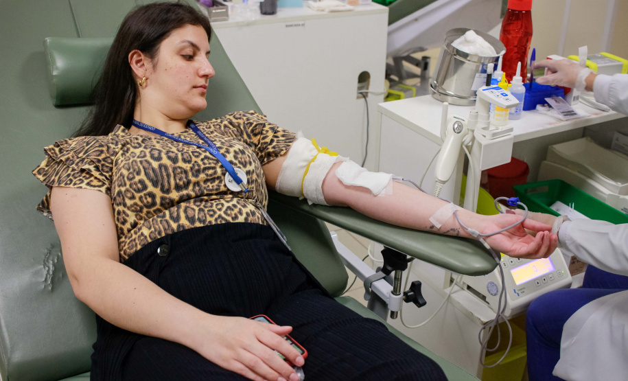 equipe da CGE doa sangue no Hemepar