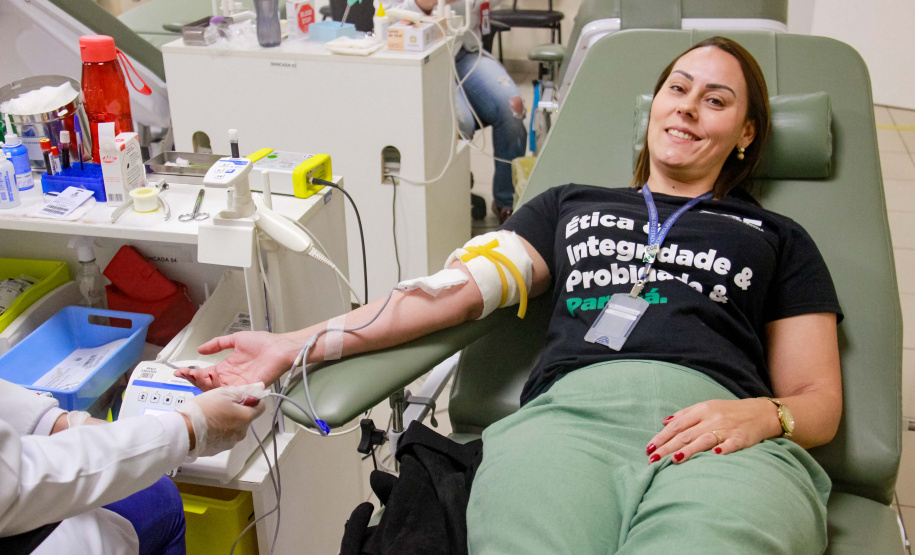 equipe da CGE doa sangue no Hemepar