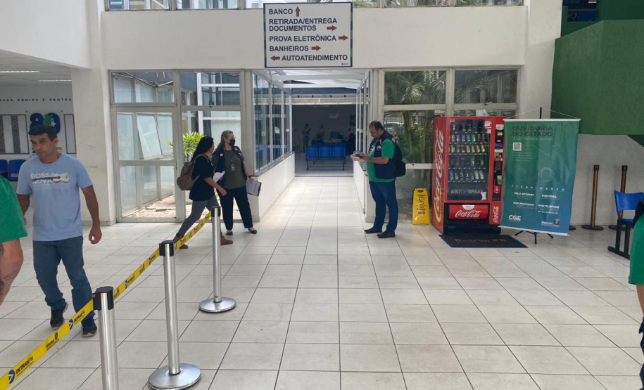 equipes entrevistando cidadãos em local de atendimento presencial