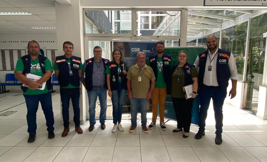 equipes entrevistando cidadãos em local de atendimento presencial