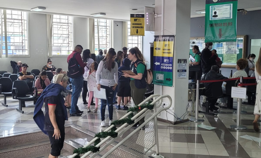 equipes entrevistando cidadãos em local de atendimento presencial
