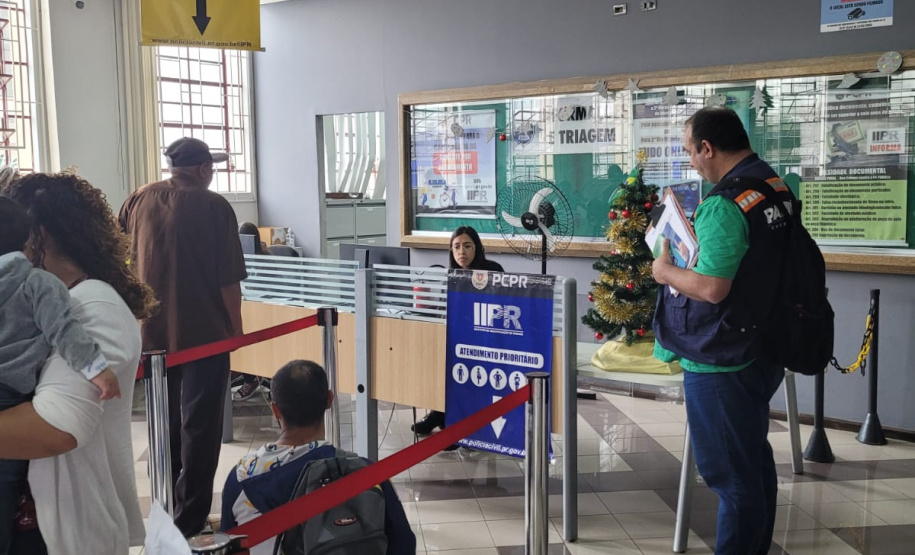 equipes entrevistando cidadãos em local de atendimento presencial