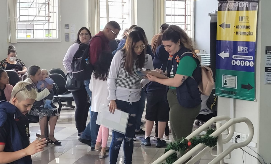 equipes entrevistando cidadãos em local de atendimento presencial