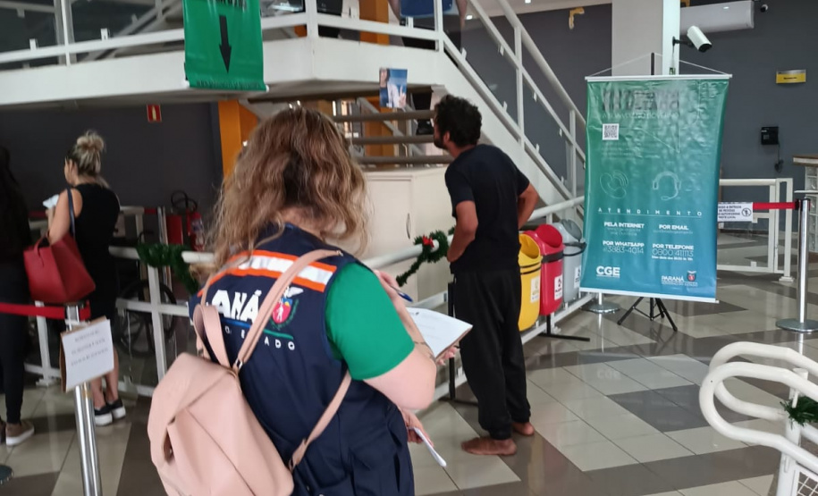 equipes entrevistando cidadãos em local de atendimento presencial