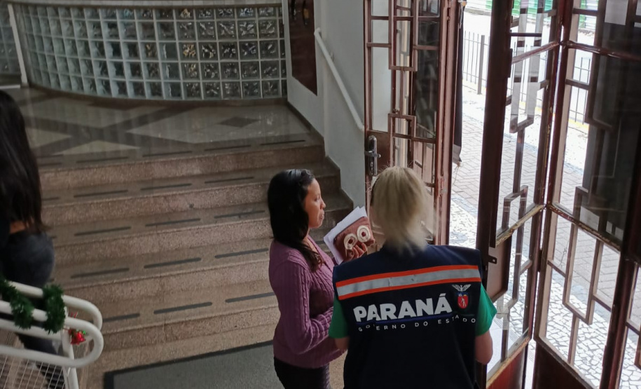 equipes entrevistando cidadãos em local de atendimento presencial