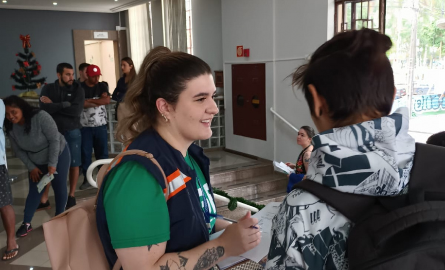 equipes entrevistando cidadãos em local de atendimento presencial