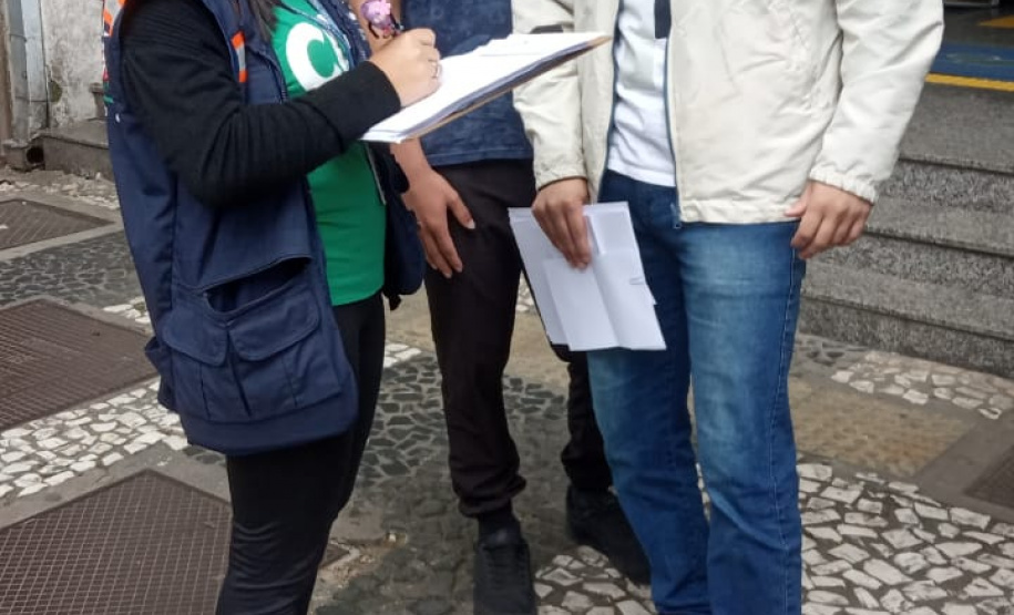 equipes entrevistando cidadãos em local de atendimento presencial