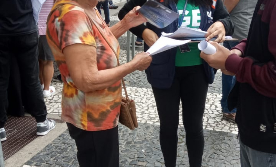 equipes entrevistando cidadãos em local de atendimento presencial