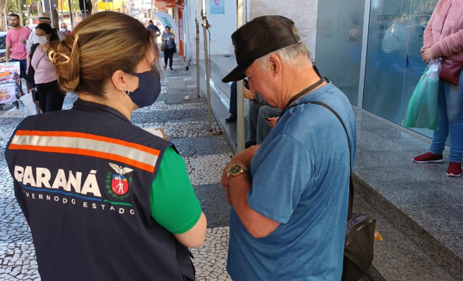 equipes entrevistando cidadãos em local de atendimento presencial