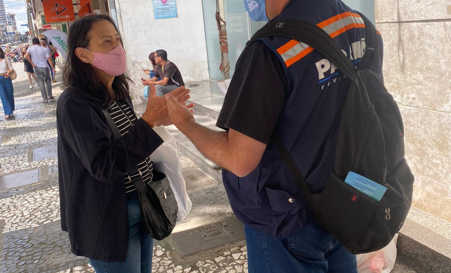 equipes entrevistando cidadãos em local de atendimento presencial