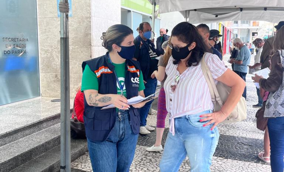 equipes entrevistando cidadãos em local de atendimento presencial