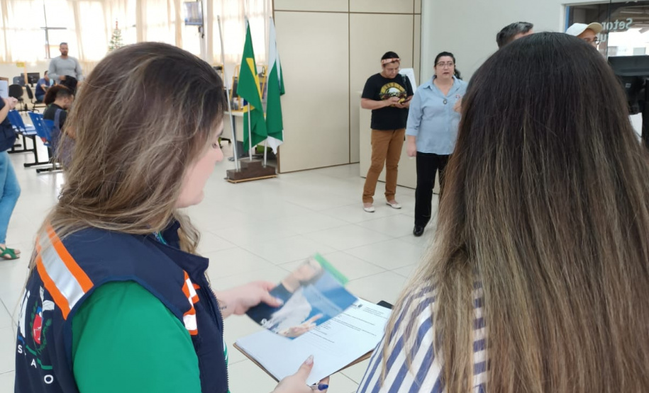 equipes entrevistando cidadãos em local de atendimento presencial