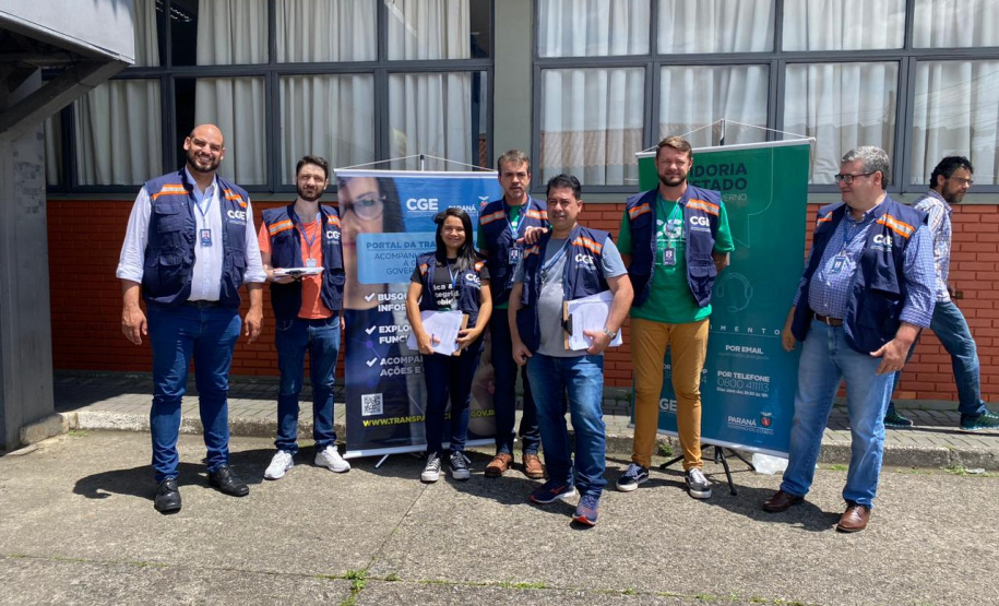 equipes entrevistando cidadãos em local de atendimento presencial