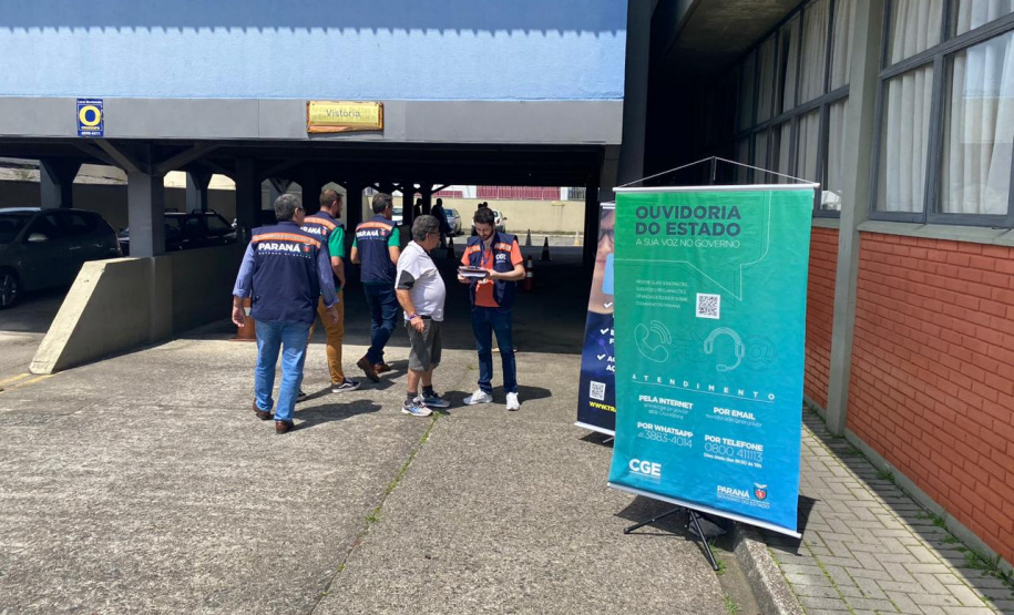 equipes entrevistando cidadãos em local de atendimento presencial