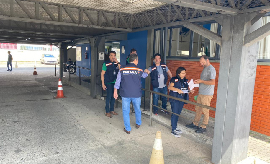 equipes entrevistando cidadãos em local de atendimento presencial