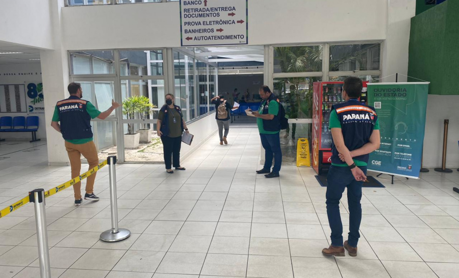 equipes entrevistando cidadãos em local de atendimento presencial