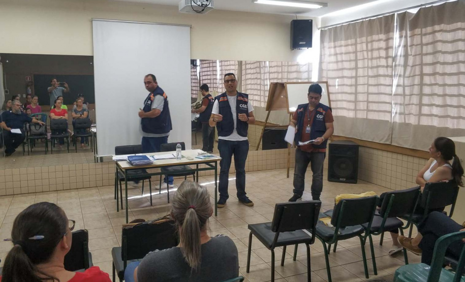servidores conversam  com usuários dos serviços