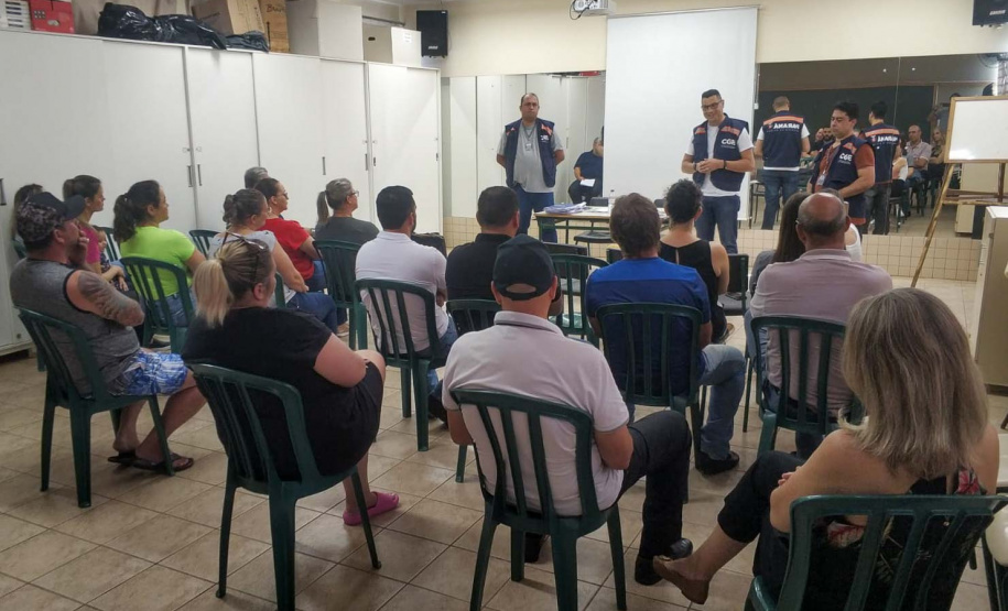 servidores conversam  com usuários dos serviços