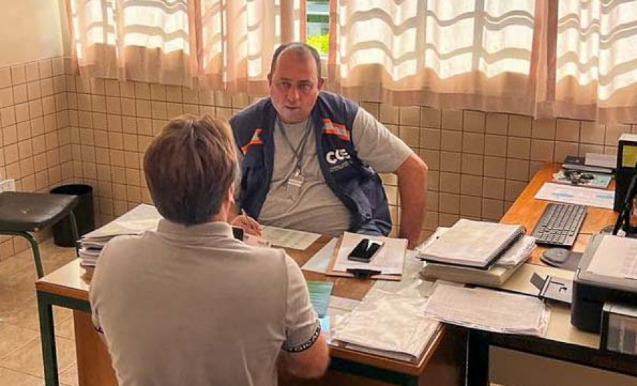 servidores conversam  com usuários dos serviços