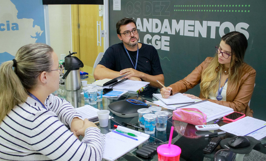 Servidores da CGE em reunião virtual com consultores