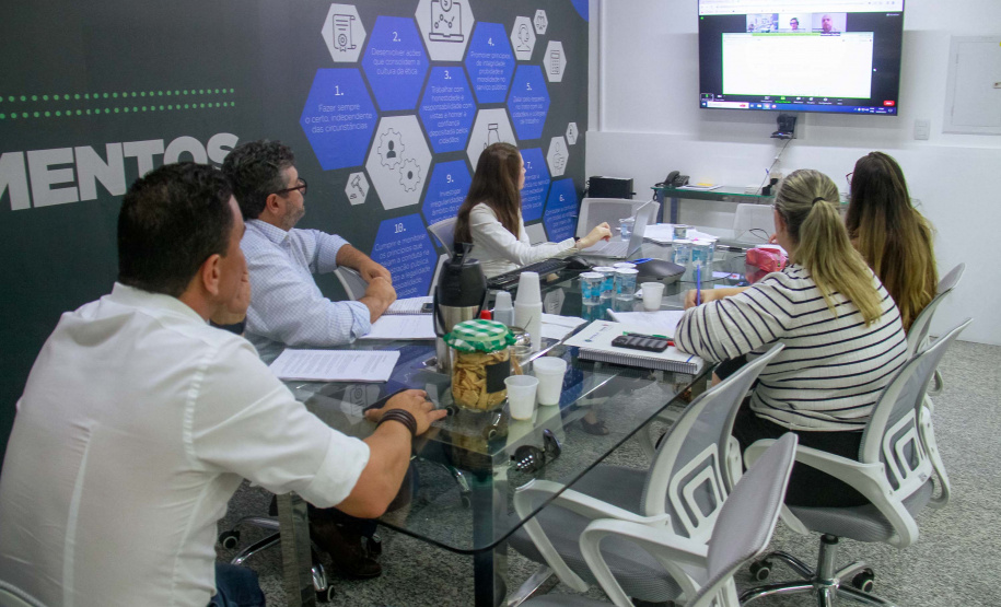 Servidores da CGE em reunião virtual com consultores