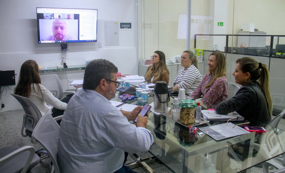Servidores da CGE em reunião virtual com consultores