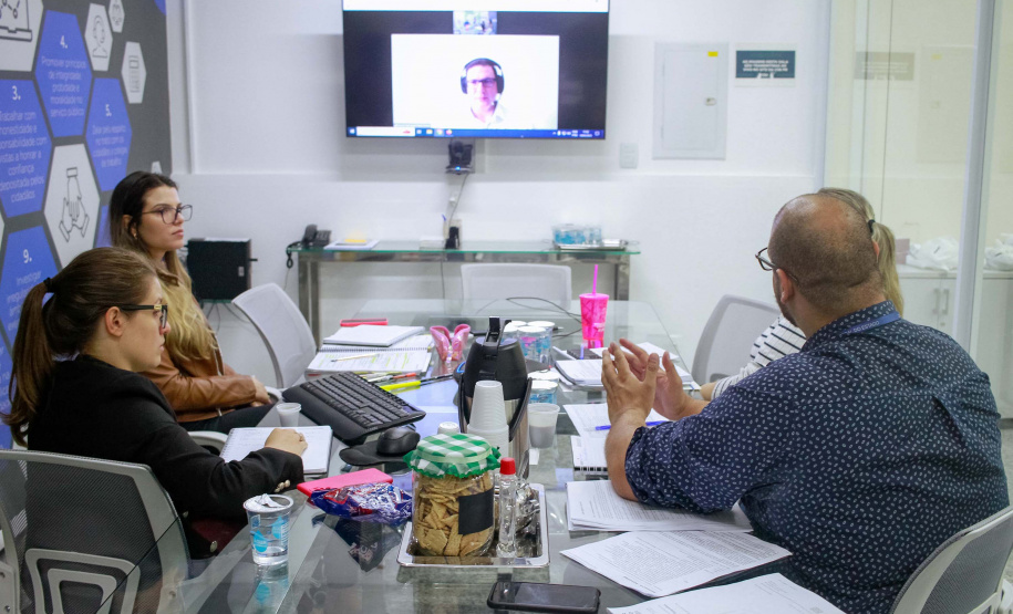 Servidores da CGE em reunião virtual com consultores