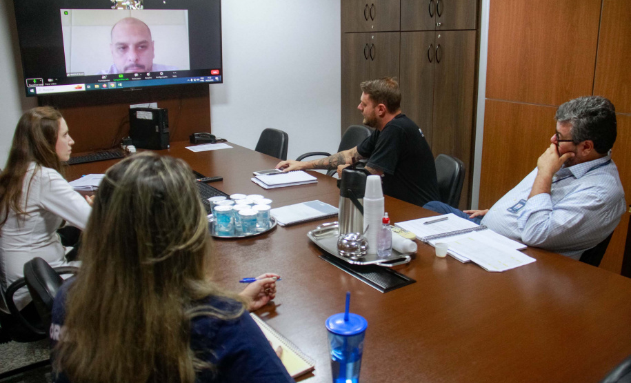 Servidores da CGE em reunião virtual com consultores