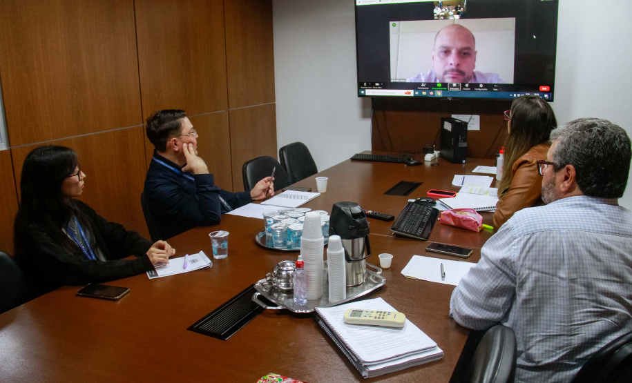 Servidores da CGE em reunião virtual com consultores